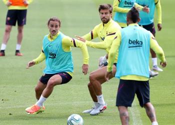 آس تزايد فرص لحاق بيكيه بمباراة الكلاسيكو بين برشلونة وريال مدريد