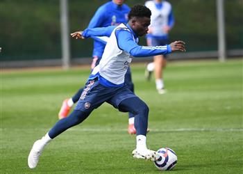 آرسنال يتلقى خبر ا سار ا بشأن ساكا قبل مواجهة ليفربول