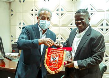 خالد الدرندلي يهدي رئيس المريخ درع النادي الأهلي