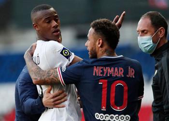 نيمار يعتدي على ديجالو بعد طردهما في مباراة باريس سان جيرمان وليل