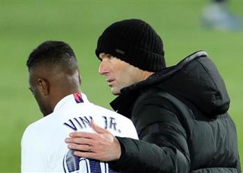 ديفنسا سنترال زيدان يكتشف ثغرة في دفاع ليفربول ويجتمع بـ فينيسيوس