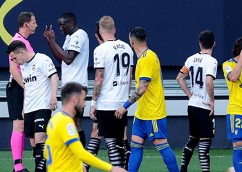 لاعبو فالنسيا يتركون الملعب أثناء مباراة قادش بعد إهانة عنصرية لـ دياخابي