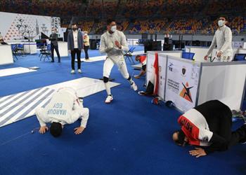 منتخب مصر للسلاح يحقق إنجاز ا تاريخي ا ويتوج بذهبية بطولة العالم للشباب