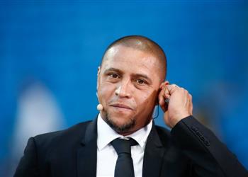 روبرتو كارلوس يسخر من حكم مباراة برشلونة وبلد الوليد سيحصل على جائزة نهاية الأسبوع