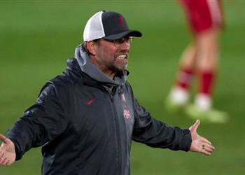 صورة كلوب يهنئ كروس وميليتاو في حضور محمد صلاح