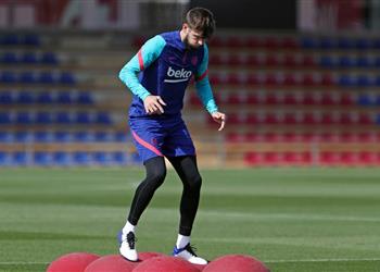 بيكيه يشارك في تدريبات برشلونة قبل الكلاسيكو وغياب جريزمان