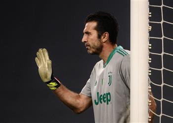 بوفون يمازح الصحافة الإيطالية بعد أداءه المميز في مباراة يوفنتوس ونابولي