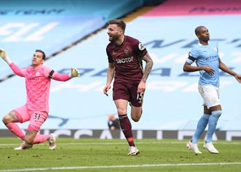 فيديو الأستاذ يتفوق على تلميذه مانشستر سيتي يخسر بهدف قاتل أمام ليدز يونايتد