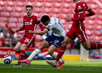 فيديو بعد تدخل عنيف من أرنولد تريزيجيه يغادر الملعب باكي ا بسبب الإصابة