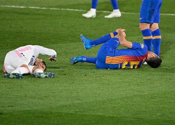 فيديو فاسكيز يغادر مباراة ريال مدريد وبرشلونة مصاب ا