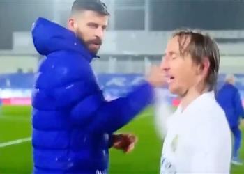 مودريتش ساخر ا من بيكيه بعد اعتراضه على حكم الكلاسيكو حان وقت الاحتجاج