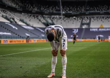 صور رونالدو ي لقي قميص يوفنتوس أرض ا ويغادر الملعب غاضب ا