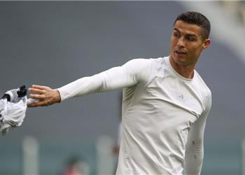 تقارير تنفي غضب رونالدو لم ي لق قميصه على الأرض بل منحه لحامل الكرات