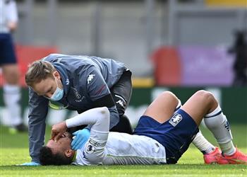 حارس أستون فيلا يدعم تريزيجيه بعد إصابته بالصليبي معك في كل خطوة