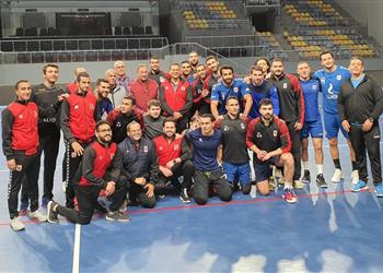 خاص الخطيب يجتمع بلاعبي الأهلي قبل قمة الزمالك في دوري اليد