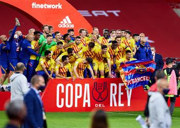 لويس سواريز يهنىء برشلونة على الفوز بكأس ملك إسبانيا