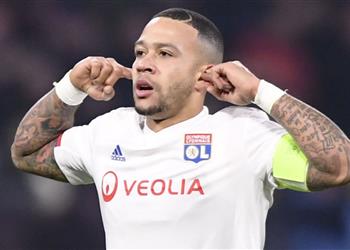 ممفيس ديباي يشعل الصراع بين برشلونة وميلان