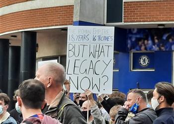 جماهير تشيلسي تعترض حافلة الفريق بسبب المشاركة في دوري السوبر الأوروبي وبيتر تشيك يتدخل