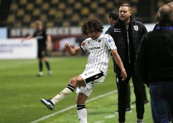 بالفيديو عمرو وردة يفقد أعصابه بعد طرده في مباراة باوك وآريس