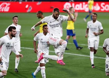 فيديو بنزيما يتألق ويقود ريال مدريد لاستعادة توازنه والثأر من قادش بثلاثية في الدوري الإسباني