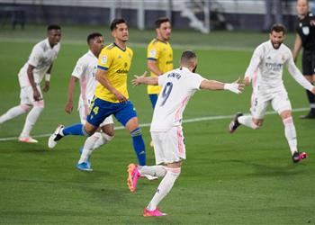 فيديو بنزيما يسجل هدف ريال مدريد الأول أمام قادش