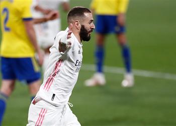 بنزيما يواصل التألق ويسجل هدف ريال مدريد الثالث أمام قادش