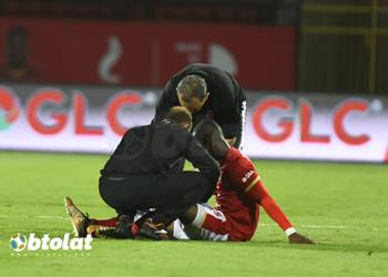 فيديو أليو ديانج يغادر مباراة الأهلي وسموحة مصاب ا