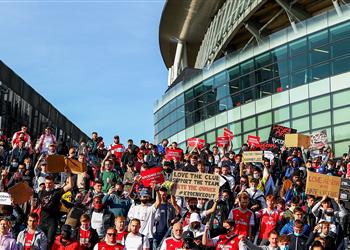 فيديو احتجاجات من جماهير آرسنال ومطالبات برحيل كرونكي بسبب السوبر ليج