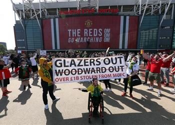 جمهور مانشستر يونايتد يتظاهر خارج ملعب أولد ترافورد
