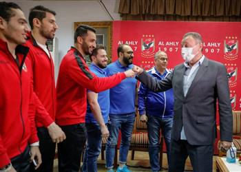 الخطيب يحتفل بأبطال كأس مصر لليد ويطالبهم بالمزيد من البطولات