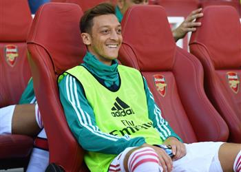 أوزيل يسخر من خسارة توتنهام لكأس كاراباو ما زالت خزينتكم متربة