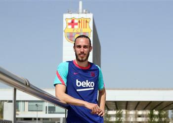 موندو مينجيزا يقترب من تمديد عقده مع برشلونة