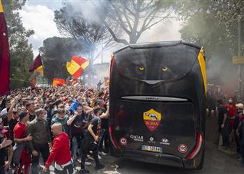 فيديو رغم كورونا جماهير روما تحتشد لمؤازرة اللاعبين قبل صدام مانشستر يونايتد في الدوري الأوروبي