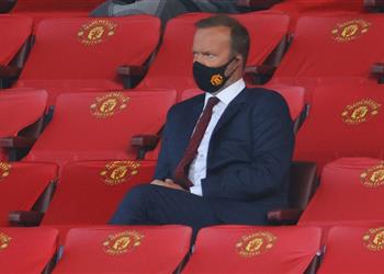 رغم إعلان رحيله جماهير مانشستر يونايتد ت هاجم منزل إد وودوارد