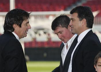 تفاصيل اجتماع لابورتا ووالد ميسي عقد 10 سنوات مع برشلونة وتقليص الراتب