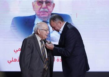 صور الأهلي يكرم محمود فهمي ويمنحه القلادة الذهبية