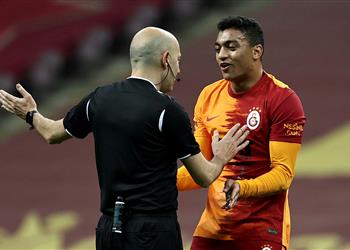 جماهير جالطة سراي ت هاجم فاتح تريم بسبب مصطفى محمد استبداله بـ بابل جهل