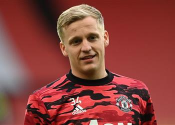 ذا صن تكشف موقف سولشاير من رحيل فان دي بيك عن مانشستر يونايتد