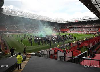 فيديو وصور شكوك حول إقامة مباراة مانشستر يونايتد وليفربول وقوات الأمن تتدخل