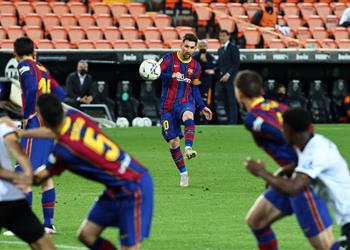 فيديو من ضربة ثابتة رائعة ميسي ي عاقب فالنسيا ويسجل الهدف الثالث لـ برشلونة