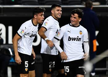 فيديو تسديدة صاروخية سولير يسجل هدف فالنسيا الثاني أمام برشلونة