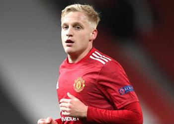 أياكس يستبعد عودة فان دي بيك من مانشستر يونايتد