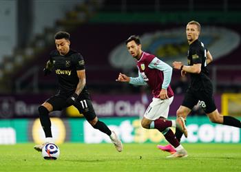 فيديو وست هام يعبر بيرنلي بثنائية في الدوري الإنجليزي