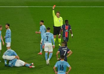 فيديو دي ماريا يتعمد إصابة فرناندينيو وينفعل بعد طرده في مباراة مانشستر سيتي وباريس سان جيرمان