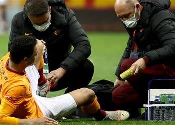 إصابة مصطفى محمد في الكاحل وخروجه على نقالة من مباراة جالطة سراي وبشكتاش