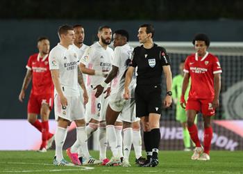 فيديو ريال مدريد يفرط في فرصة خطف الليجا ويتعادل بشق الأنفس أمام إشبيلية في مباراة مثيرة للجدل