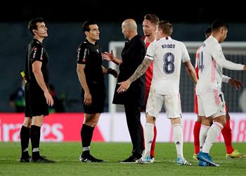 بيكيه يعلق على حديث زيدان مع حكم مباراة ريال مدريد وإشبيلية