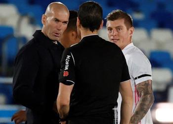 زيدان غاضب ا ريال مدريد كان يستحق ركلة جزاء مثل إشبيلية ولم أقتنع بتبريرات الحكم