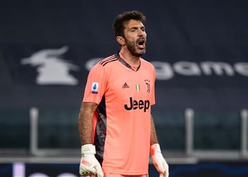 فيديو بوفون يتصدى لركلة جزاء في مباراة يوفنتوس وساسولو