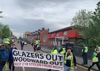 صورة جماهير مانشستر يونايتد تعترض حافلة ليفربول